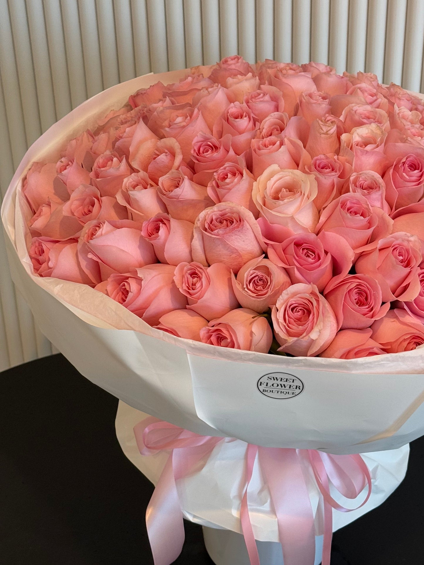 Large bouquet of 100 pink roses romantic gift idea