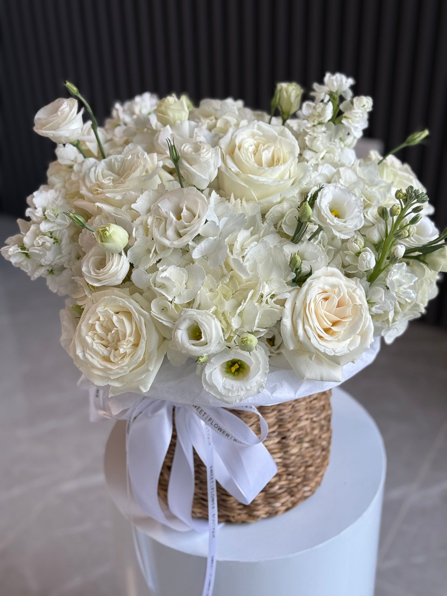 WHITE ELEGANCE BASKET