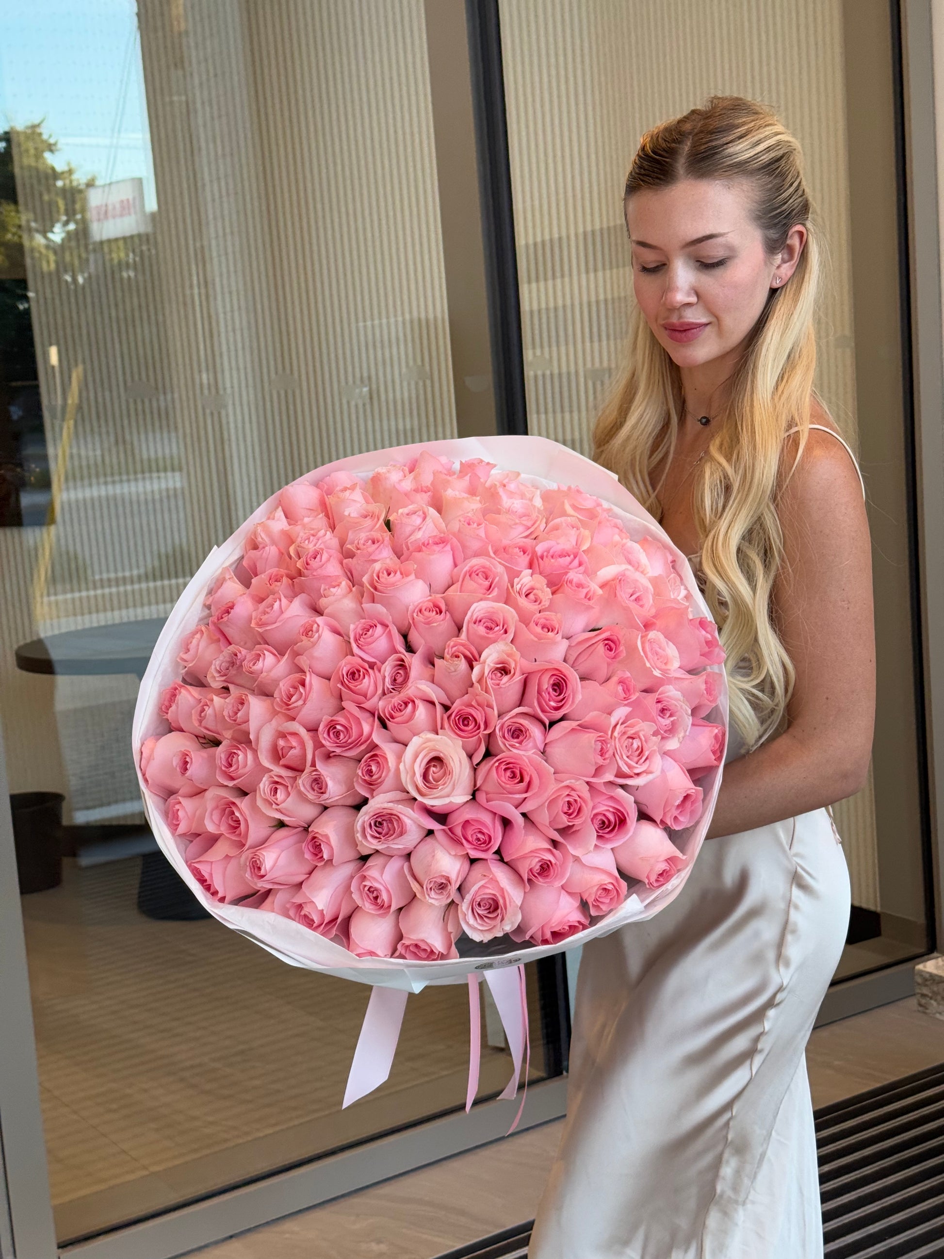 100 pink roses bouquet luxury wrapping same-day delivery