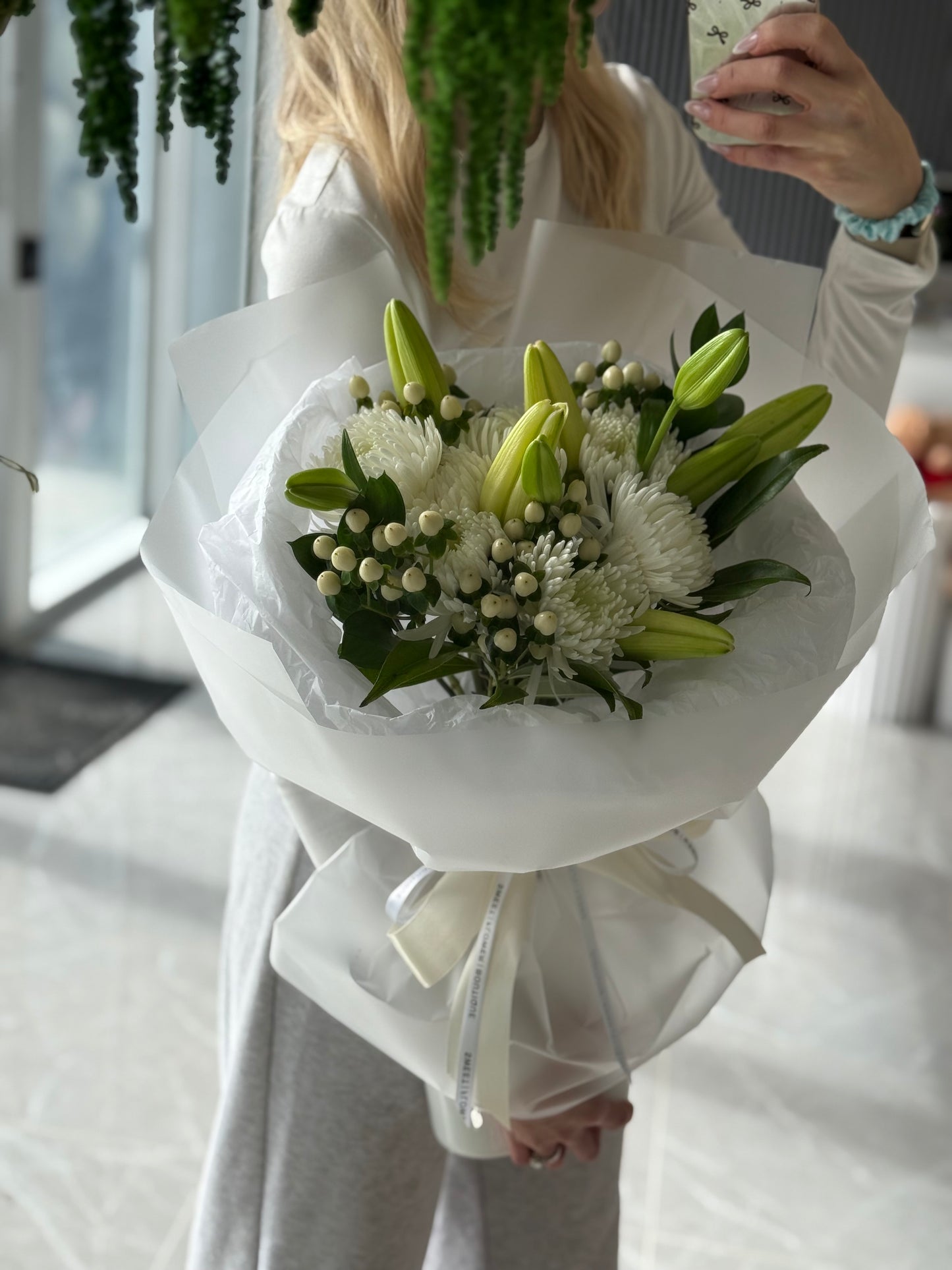 WHITE LILIES BOUQUET