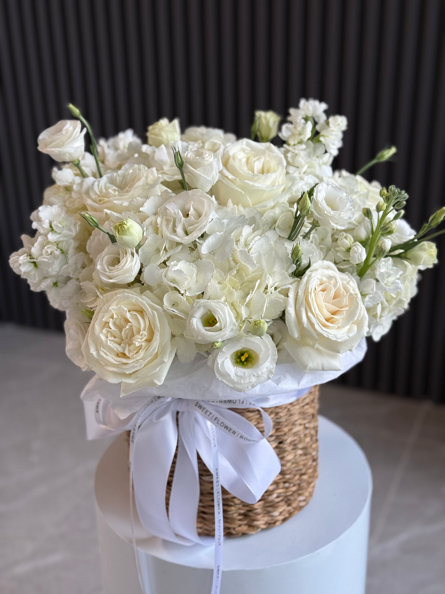 WHITE ELEGANCE BASKET