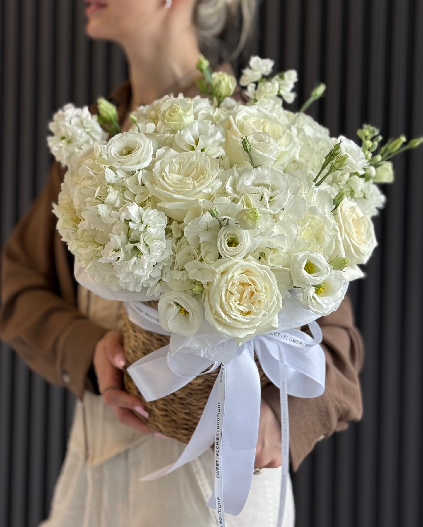WHITE ELEGANCE BASKET