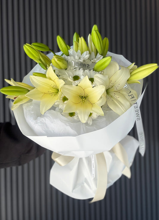 WHITE LILIES BOUQUET