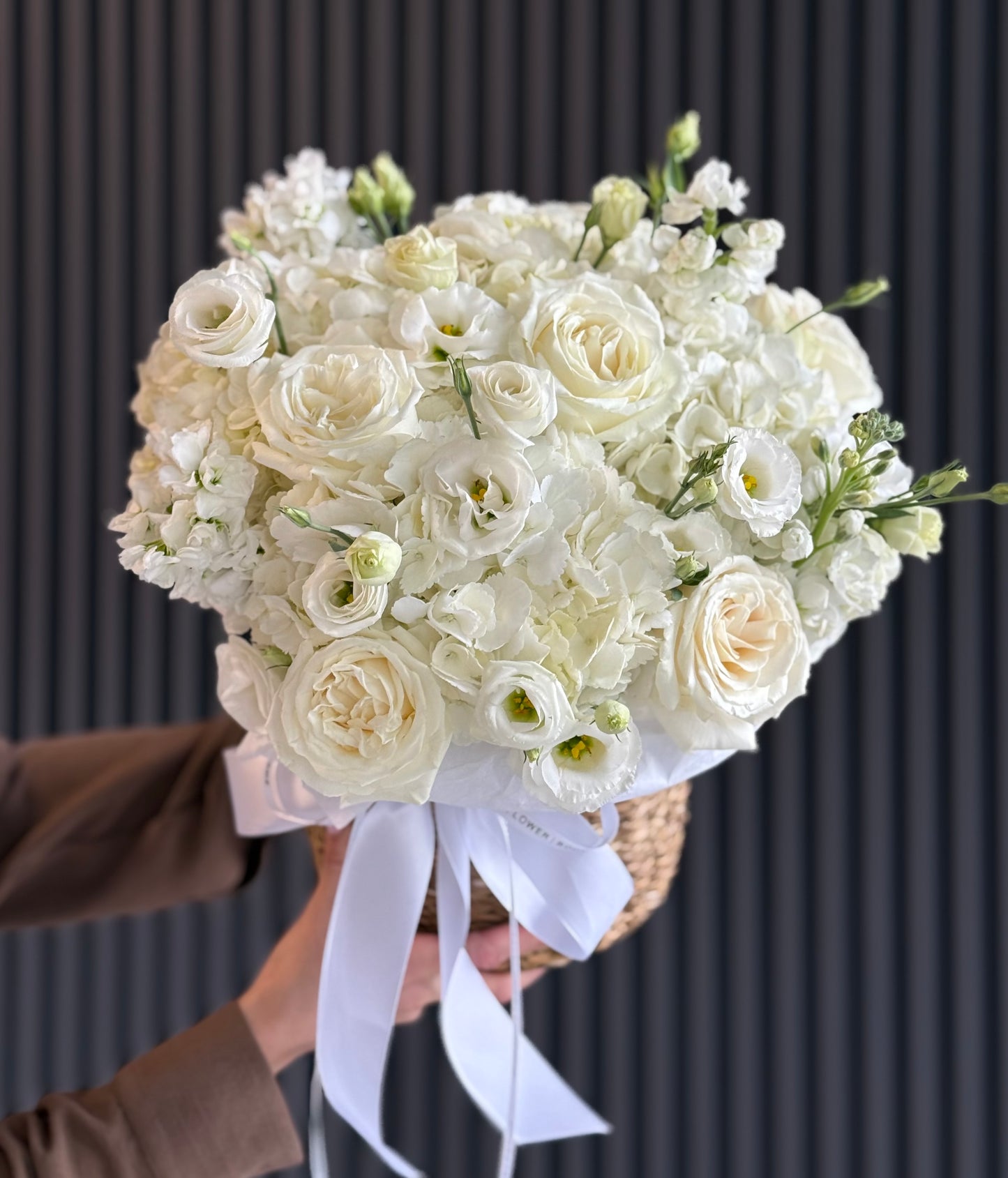 WHITE ELEGANCE BASKET