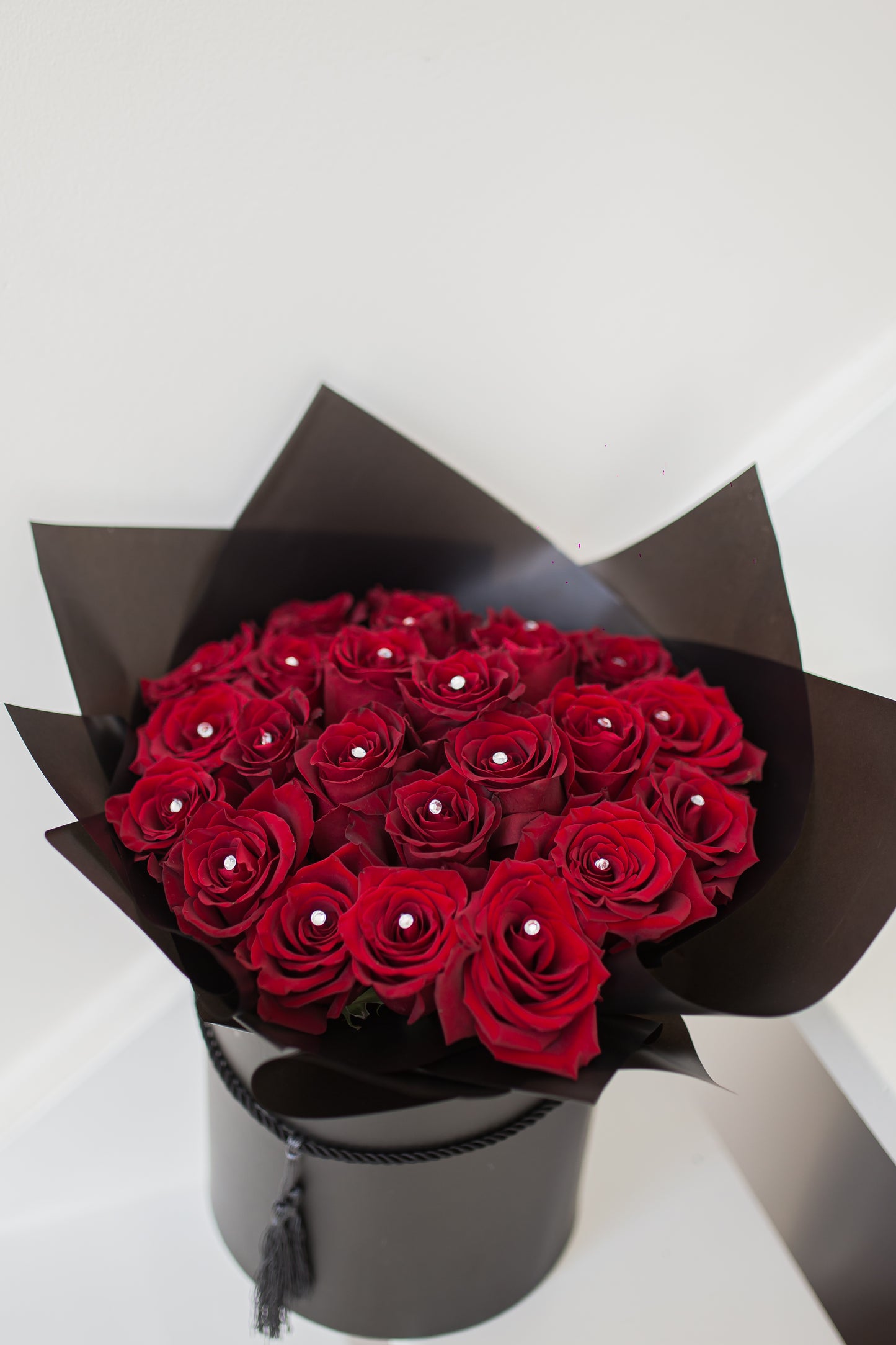 SHINING RED ROSES GIFT BOX