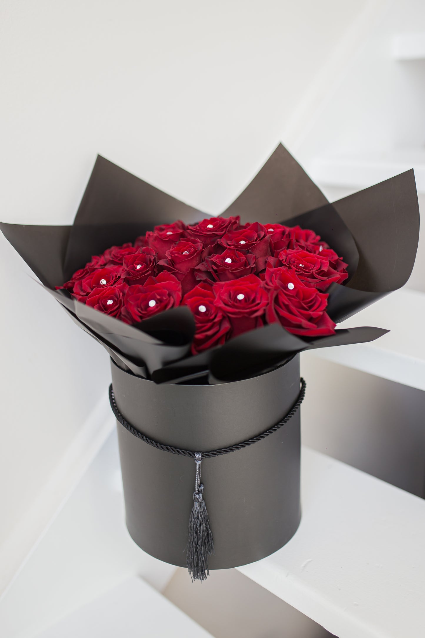 SHINING RED ROSES GIFT BOX