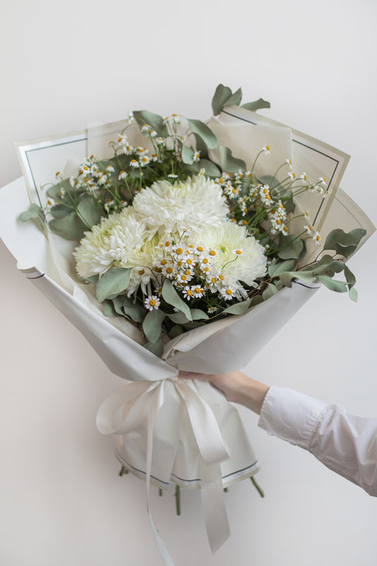 WHITE HEART BOUQUET